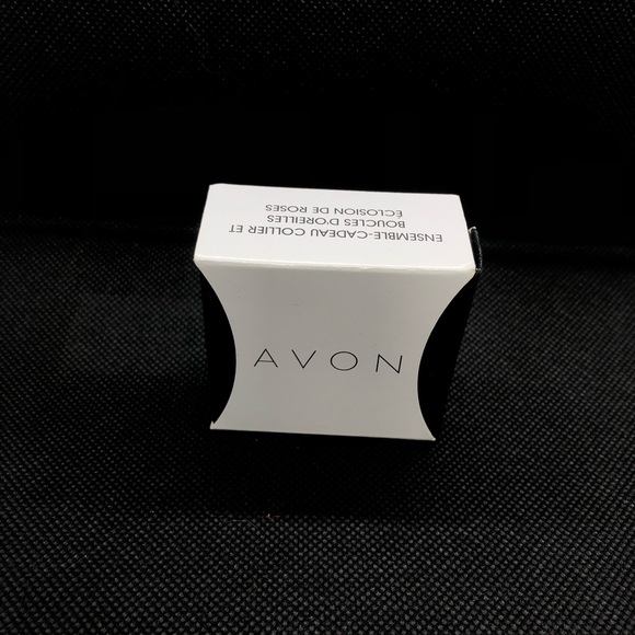 Coming Up Roses" necklace and earring set. - Picture 3 of 7